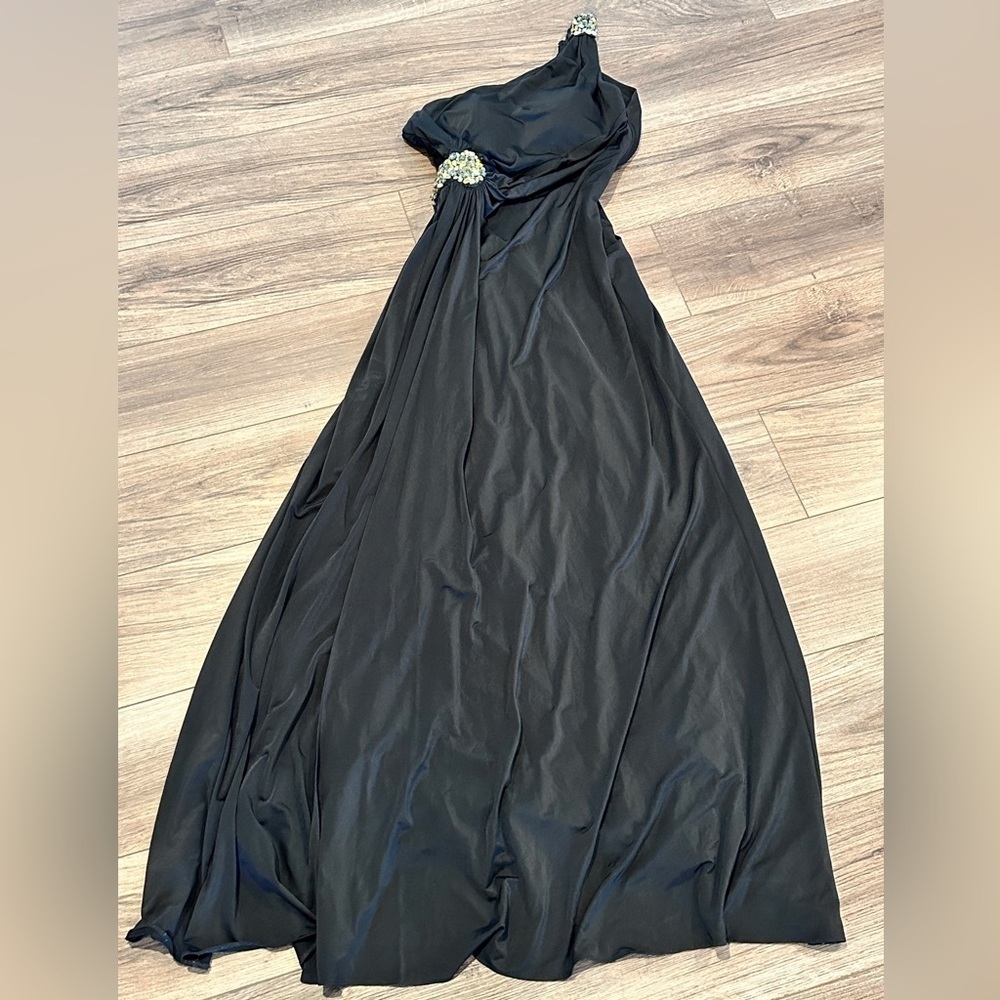 EUC La Femme Black One Shoulder Gown with Rhinestones at Shoulder and Side SZ 8 - Picture 3 of 9